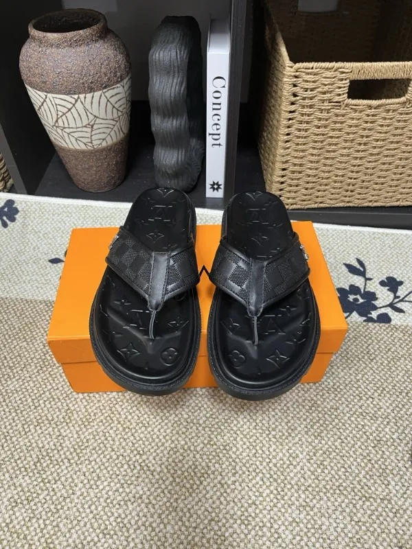 P270🏆Louis Vuitton 🏆[Louis Vuitton] Spring/Summer 2025 [Men's Flip Flops] 🎯🎯As an active family in the fashion industry ⭐ Lv is characterized by bold innovation ⚡Create this casual business style for Chinese fashionable men ✨The fabric is made of imported high-grade cowhide 🔥 Clean and neat ⚡Fashionable and elegant🌹Breathable, sweat-absorbent and deodorant👈So luxurious, high-end and domineering. 👍Must be sold if you repost the picture. Number of yards: 38--46. Color: 🎉 For large quantities. Welcome to repost.